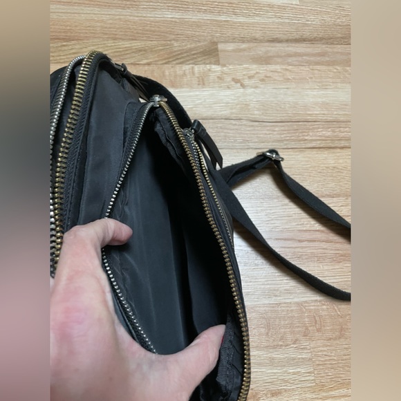 Vince Camuto multi-pocket crossbody / shoulder hand bag / purse. - Picture 8 of 12